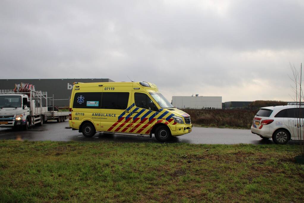 Bestuurder klimt op dak van te water geraakte auto