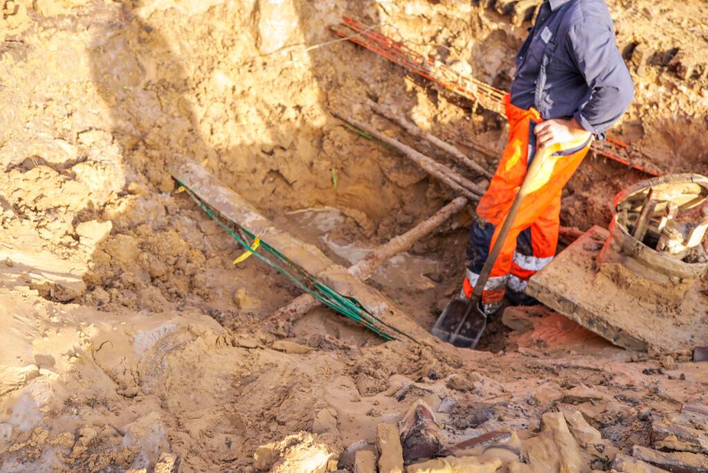 Auto's glijden in sinkhole bij waterleidingbreuk