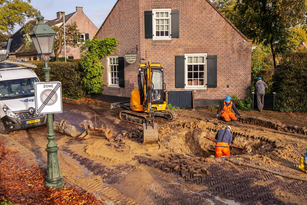 Auto's glijden in sinkhole bij waterleidingbreuk