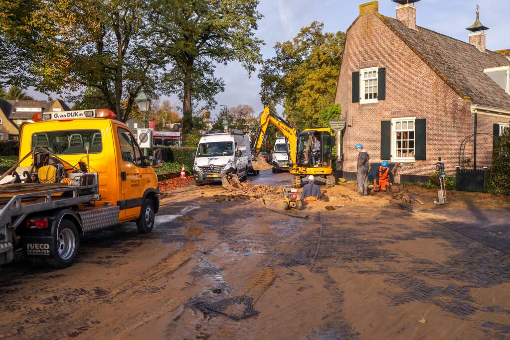 Auto's glijden in sinkhole bij waterleidingbreuk