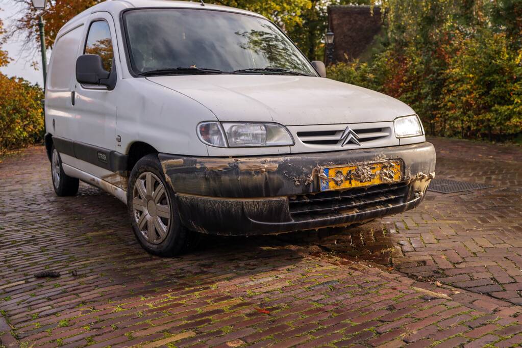 Auto's glijden in sinkhole bij waterleidingbreuk