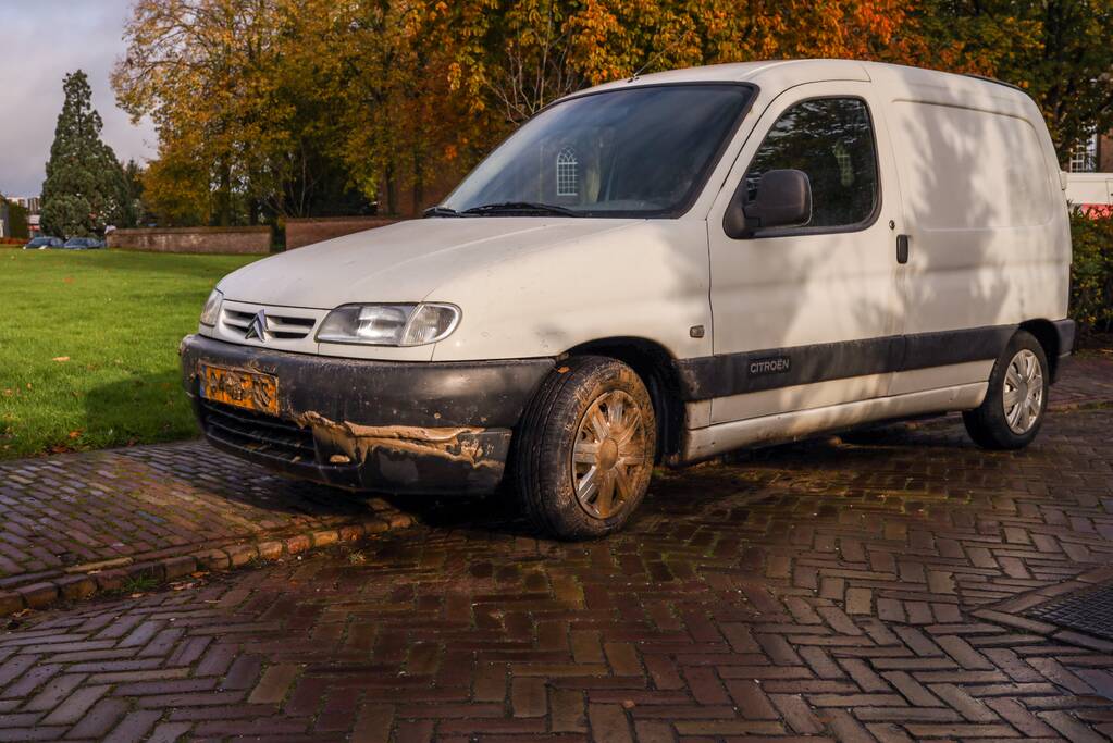Auto's glijden in sinkhole bij waterleidingbreuk
