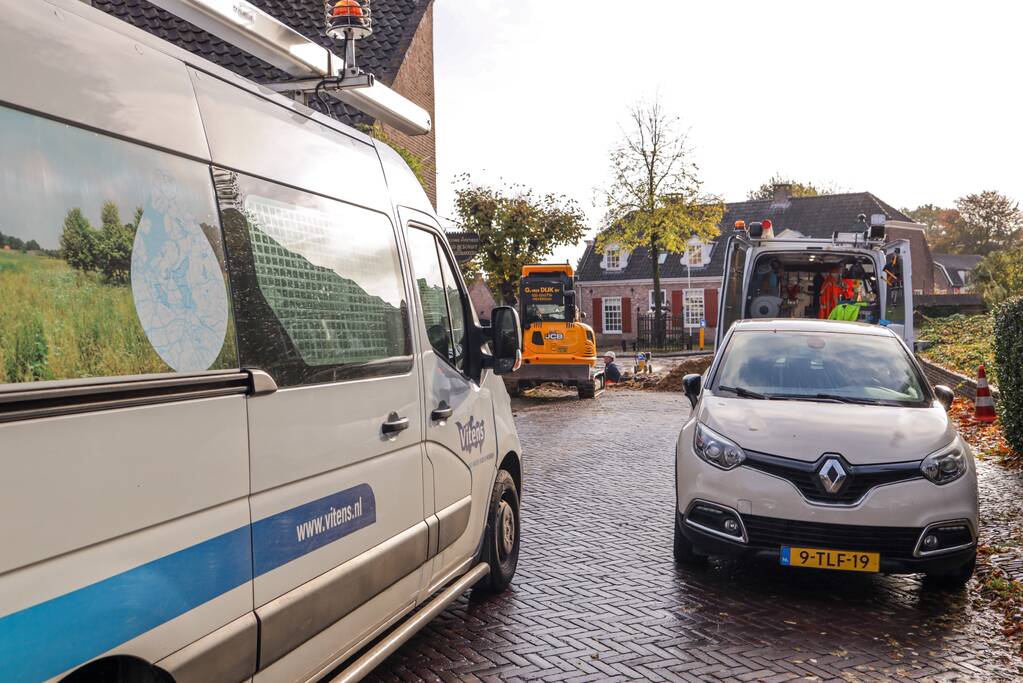 Auto's glijden in sinkhole bij waterleidingbreuk