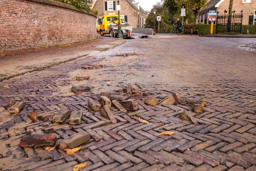 Auto's glijden in sinkhole bij waterleidingbreuk
