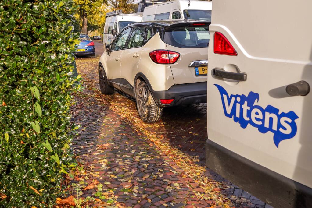 Auto's glijden in sinkhole bij waterleidingbreuk