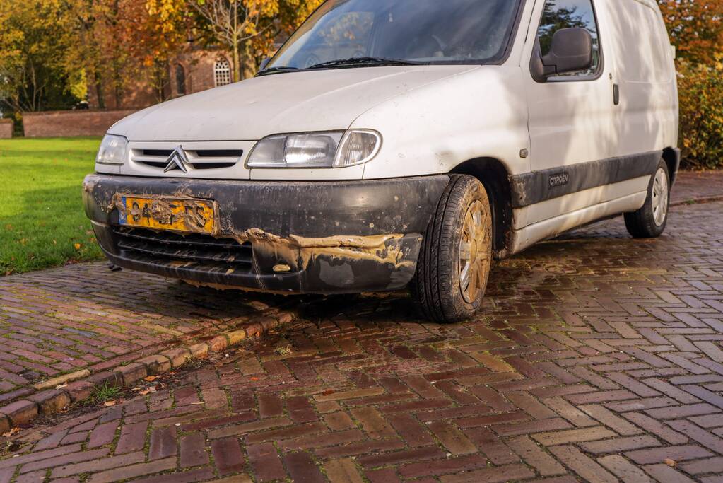 Auto's glijden in sinkhole bij waterleidingbreuk