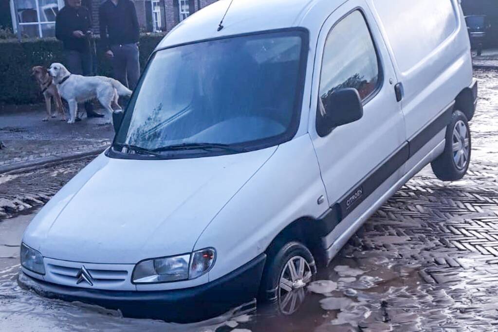 Auto's glijden in sinkhole bij waterleidingbreuk