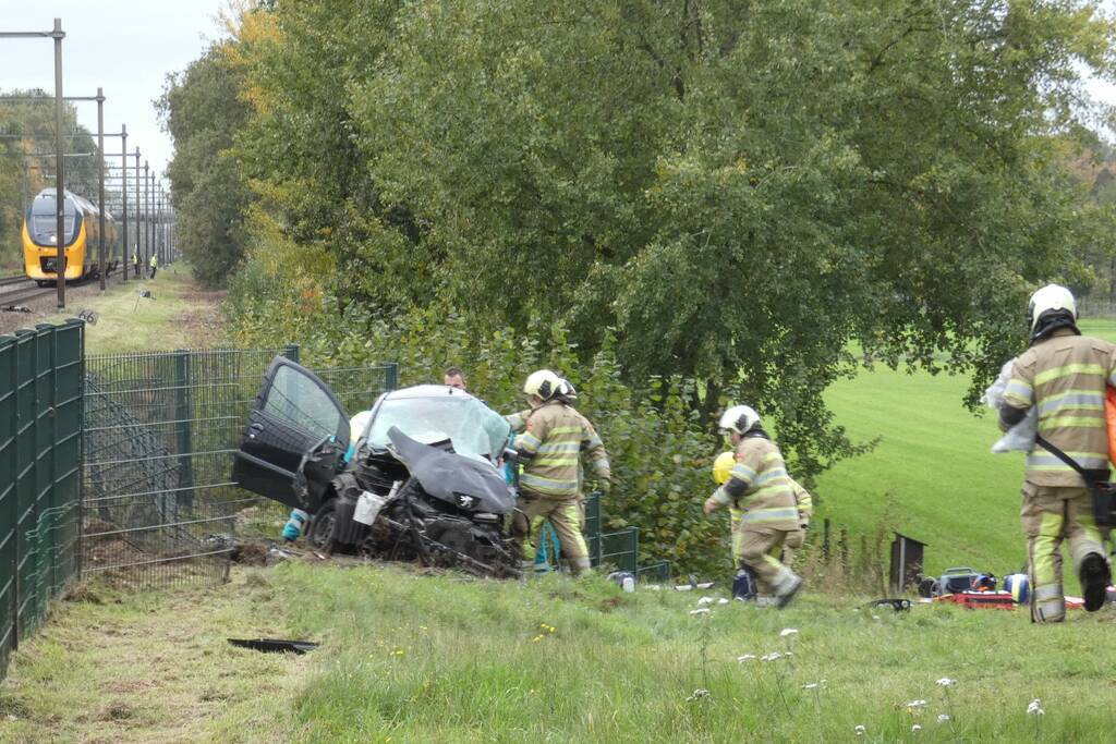 Trein botst op auto bij spoorwegovergang