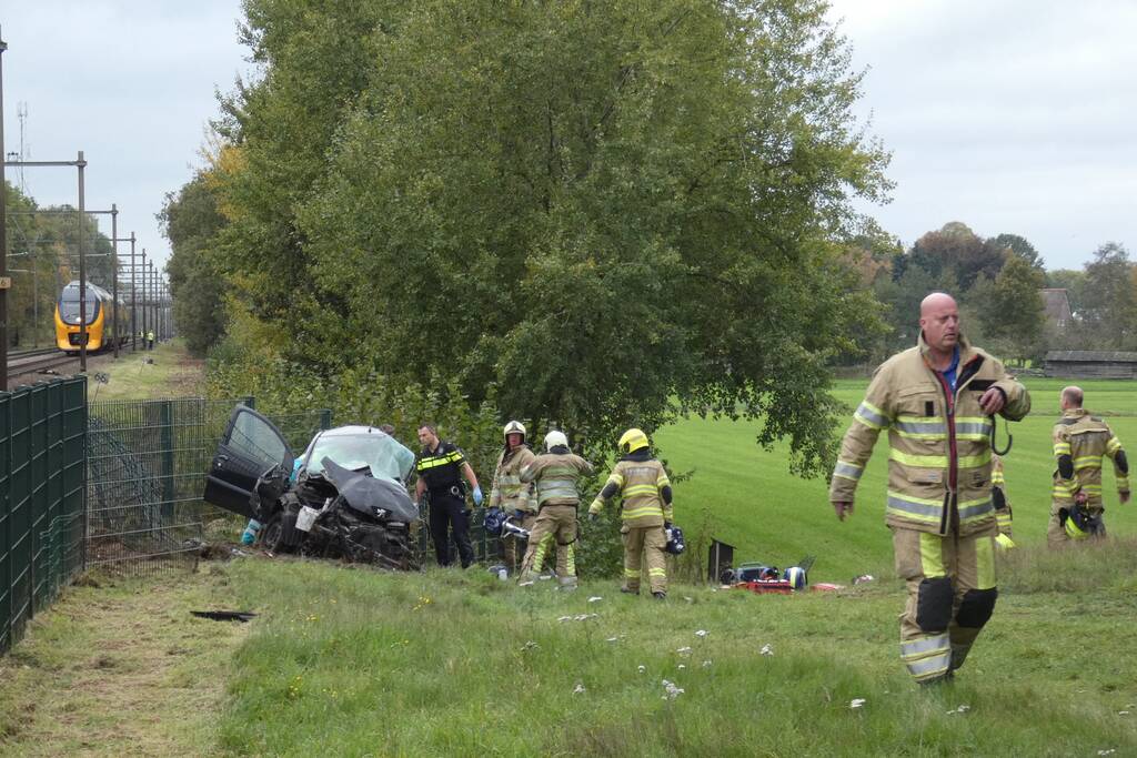 Trein botst op auto bij spoorwegovergang