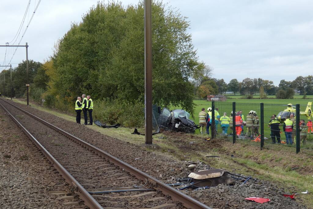 Trein botst op auto bij spoorwegovergang