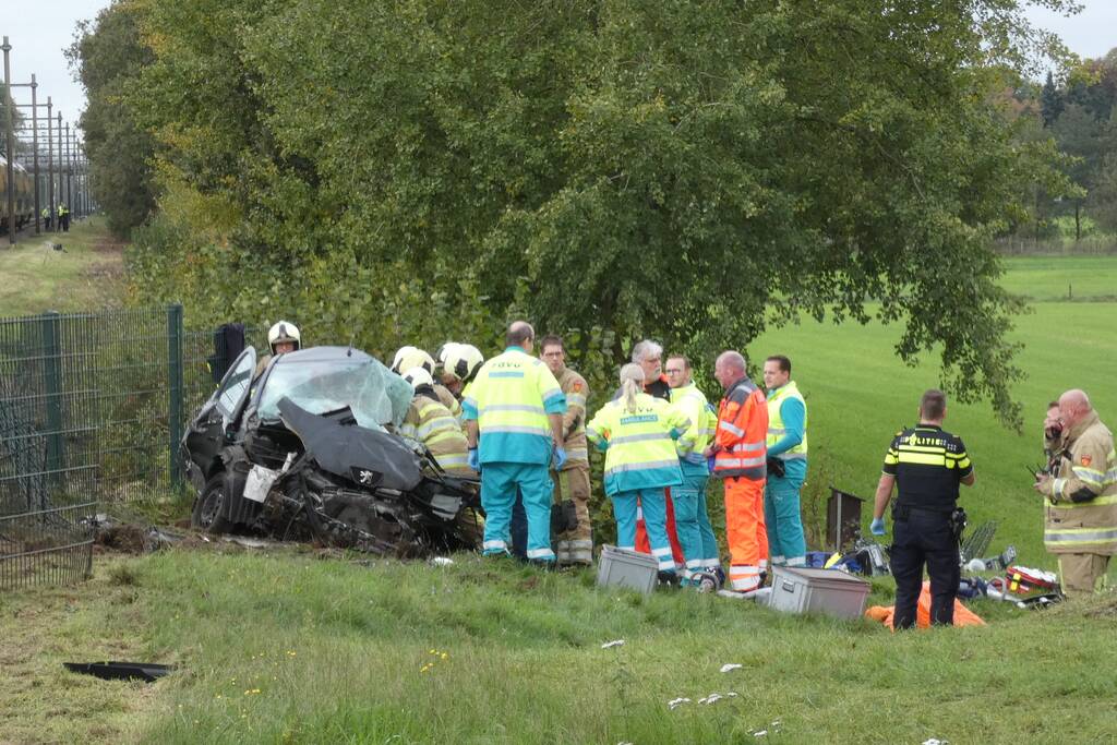 Trein botst op auto bij spoorwegovergang