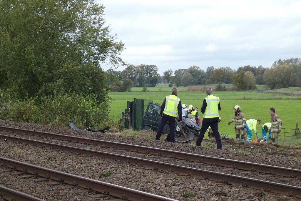 Trein botst op auto bij spoorwegovergang