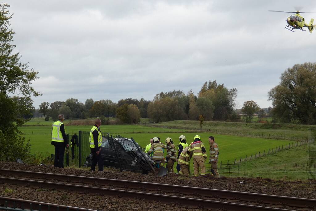 Trein botst op auto bij spoorwegovergang