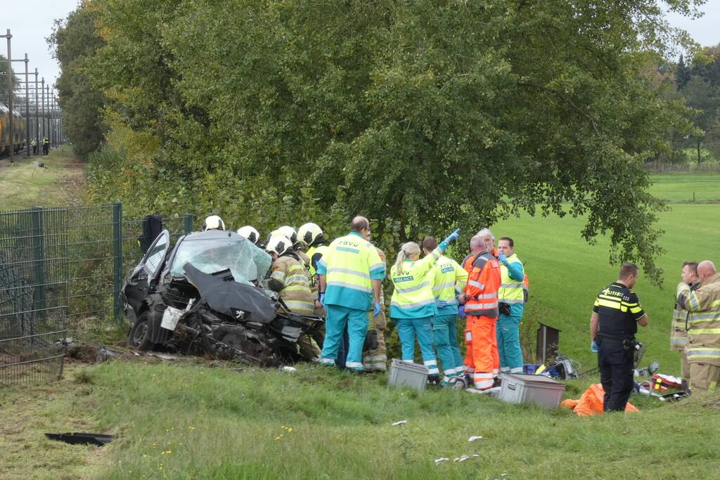 Trein botst op auto bij spoorwegovergang