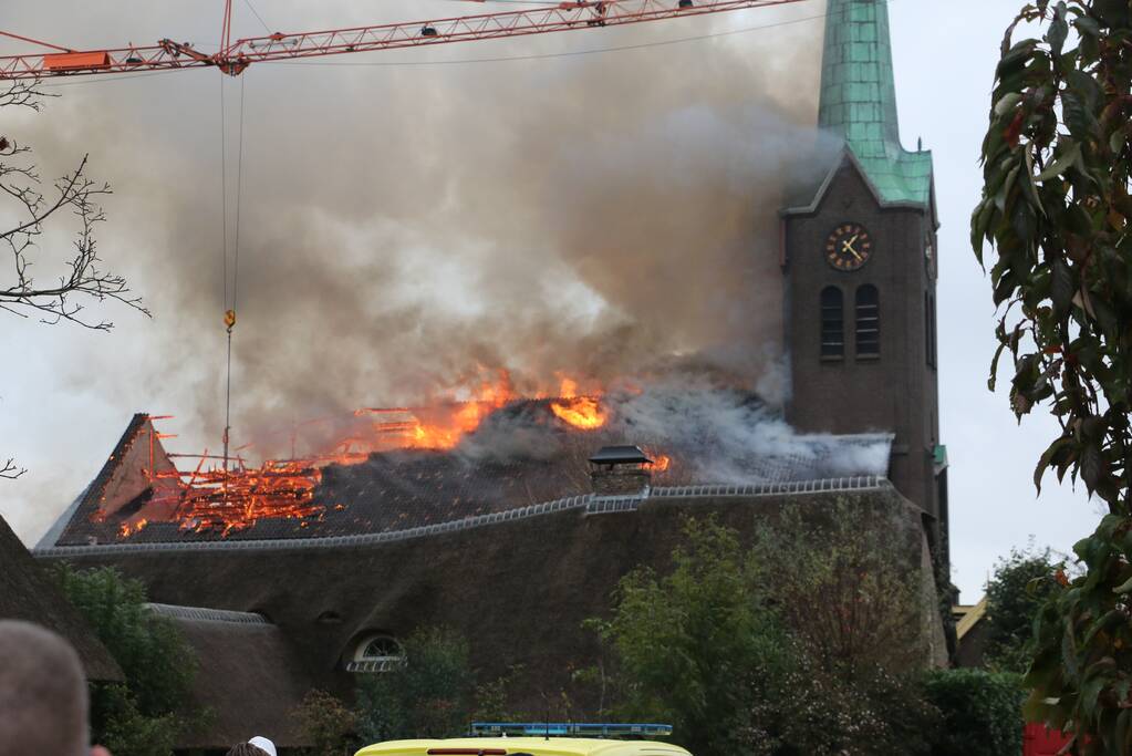 Dak van kerk vat vlam bij werkzaamheden