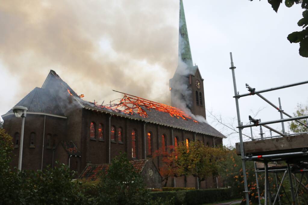 Dak van kerk vat vlam bij werkzaamheden