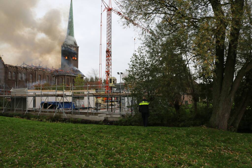 Dak van kerk vat vlam bij werkzaamheden