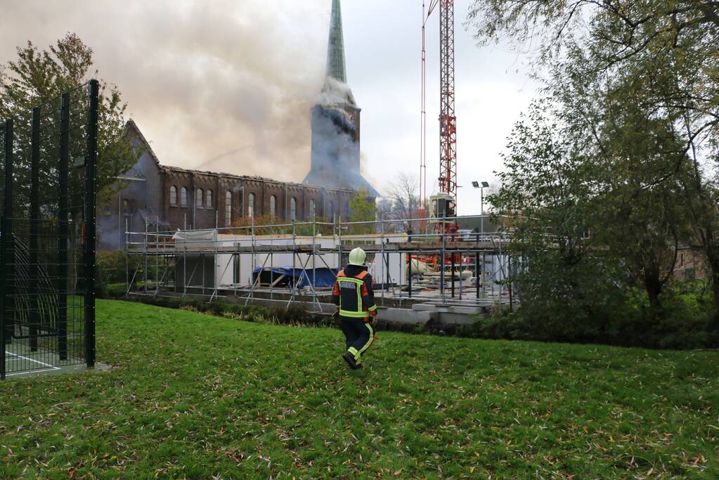 Dak van kerk vat vlam bij werkzaamheden