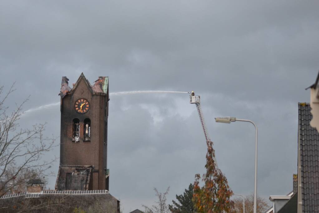 Dak van kerk vat vlam bij werkzaamheden