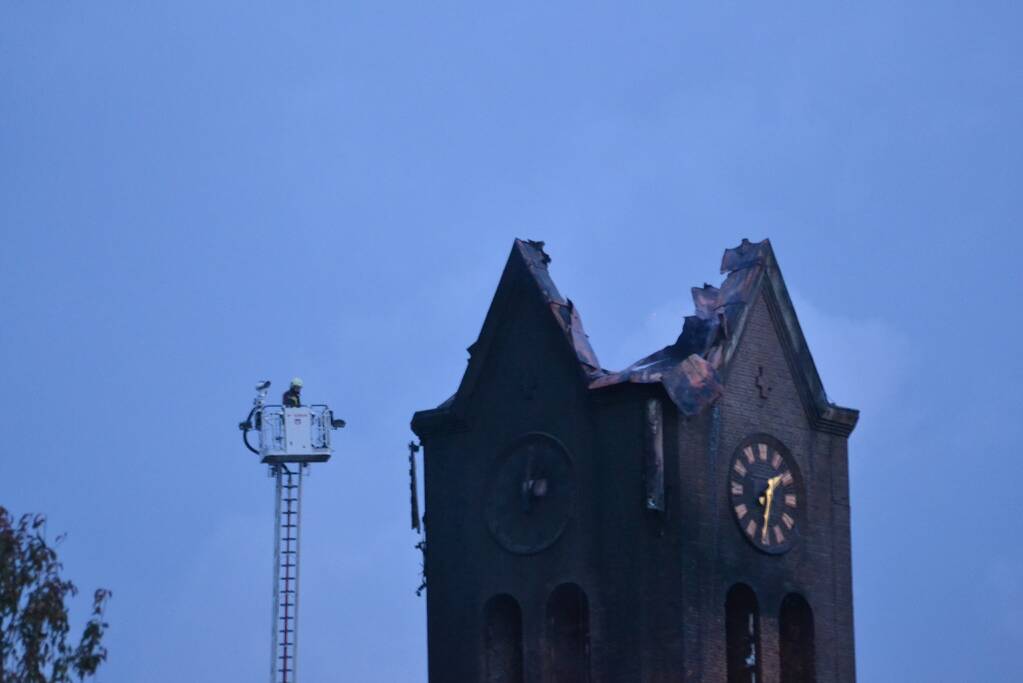 Dak van kerk vat vlam bij werkzaamheden