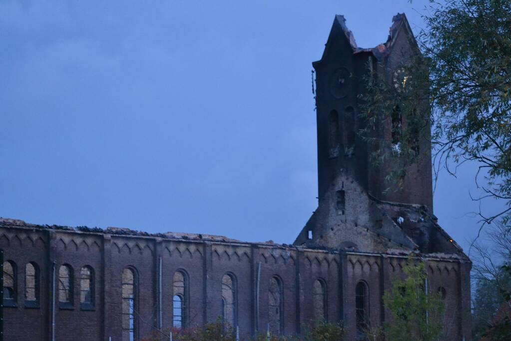 Dak van kerk vat vlam bij werkzaamheden