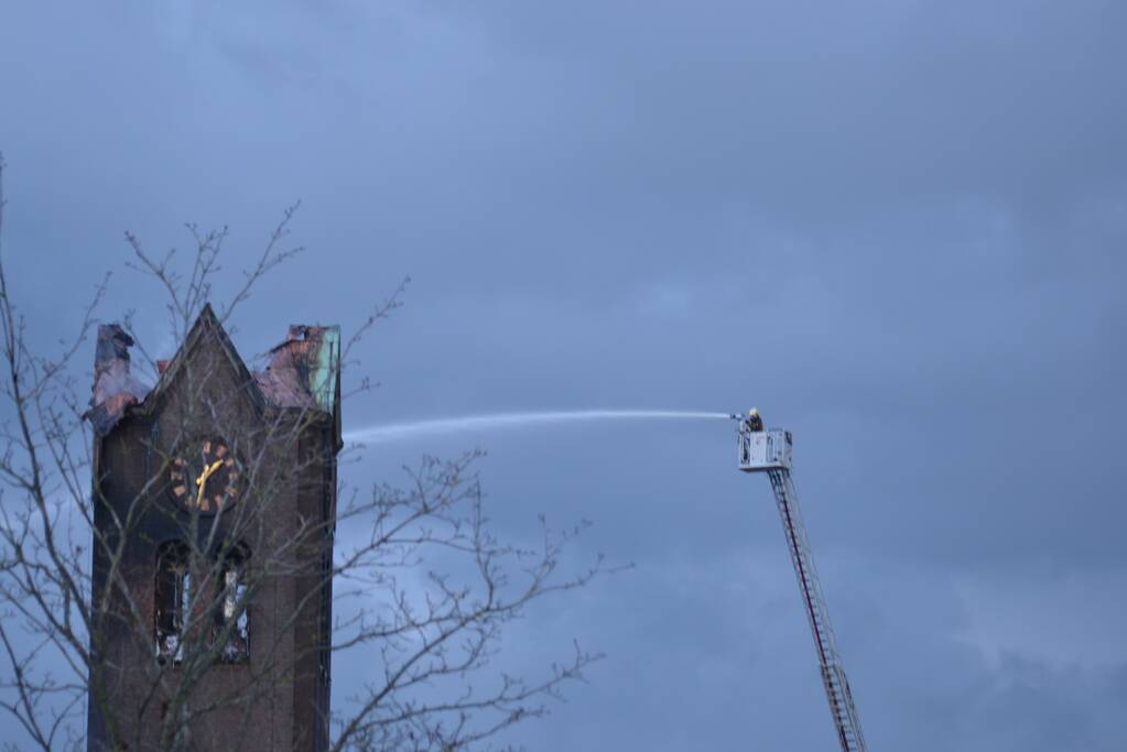 Dak van kerk vat vlam bij werkzaamheden