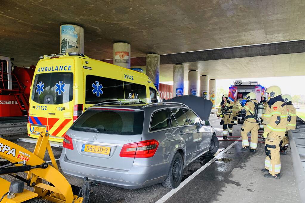 Auto vliegt in brand tijdens rijden