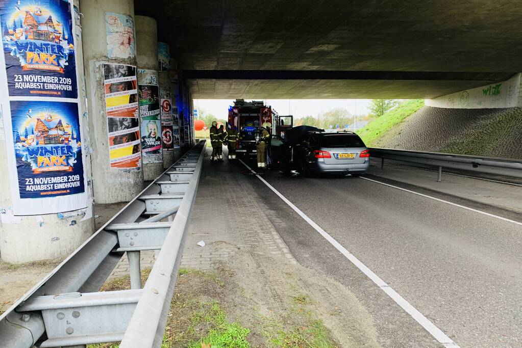 Auto vliegt in brand tijdens rijden
