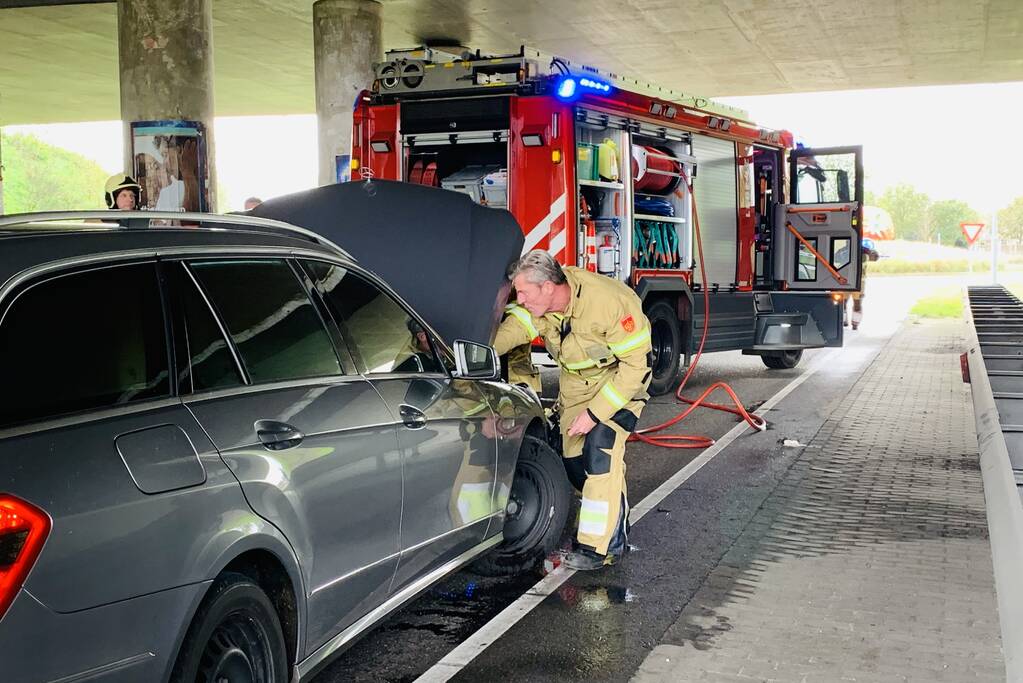 Auto vliegt in brand tijdens rijden