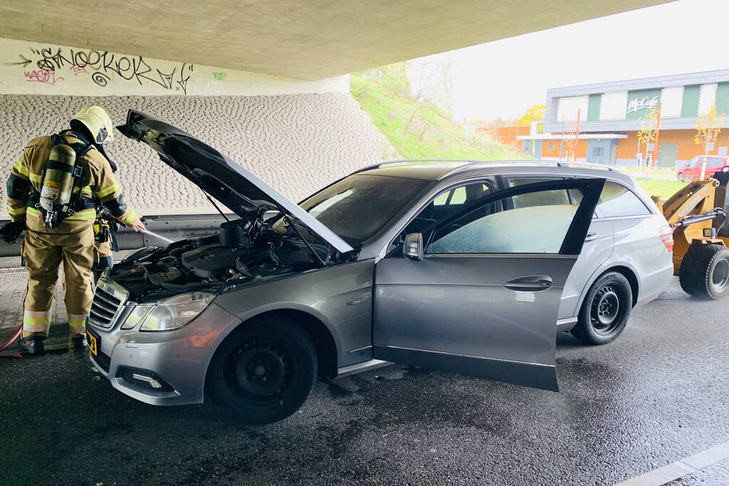 Auto vliegt in brand tijdens rijden
