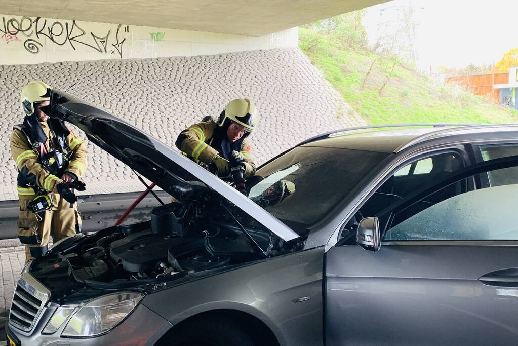 Auto vliegt in brand tijdens rijden