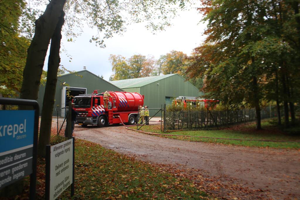 Veel rook bij flinke brand in houtbedrijf