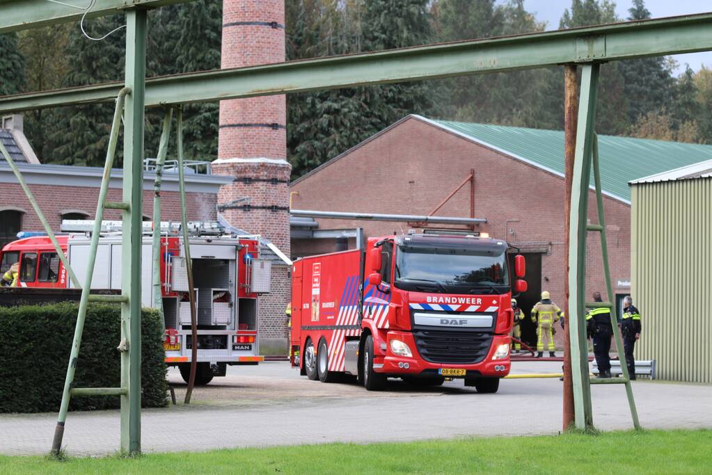 Veel rook bij flinke brand in houtbedrijf