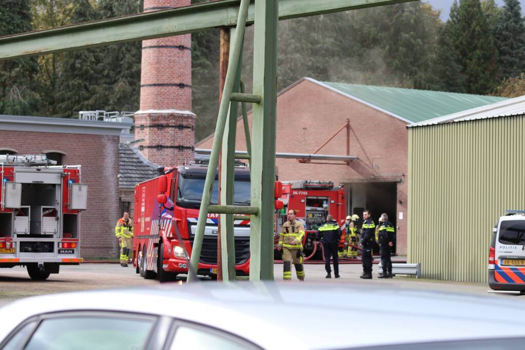 Veel rook bij flinke brand in houtbedrijf