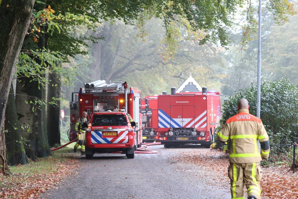 Veel rook bij flinke brand in houtbedrijf