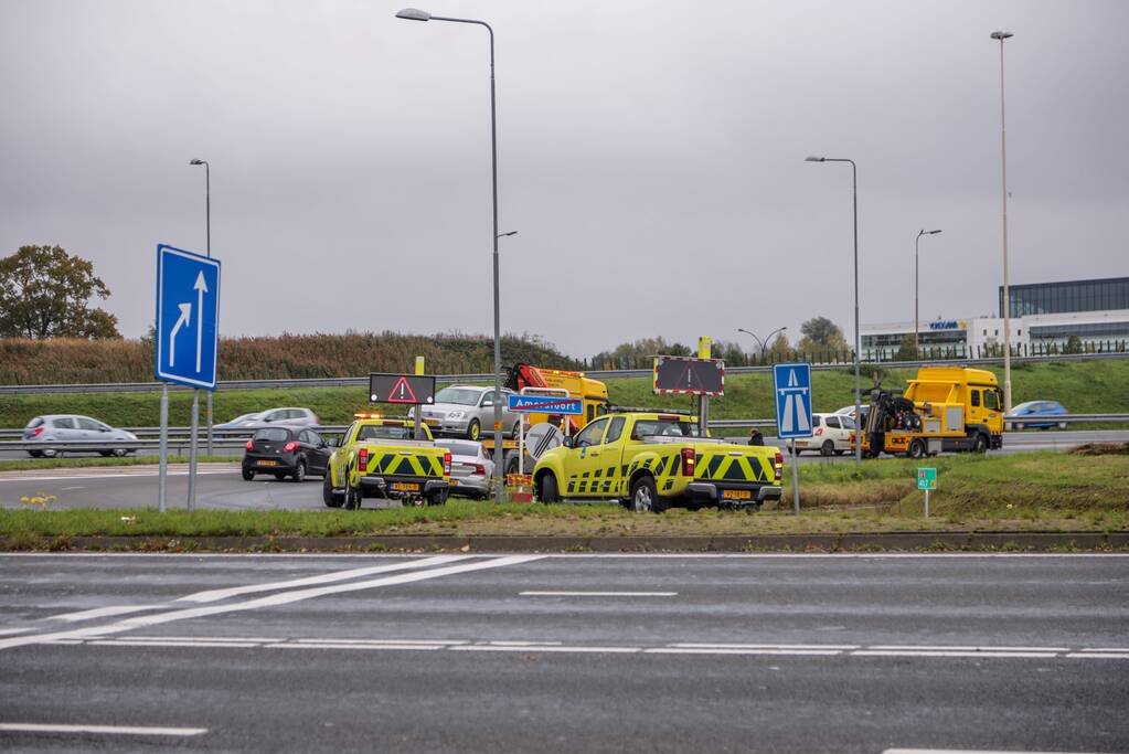 Drie auto's botsen op oprit snelweg