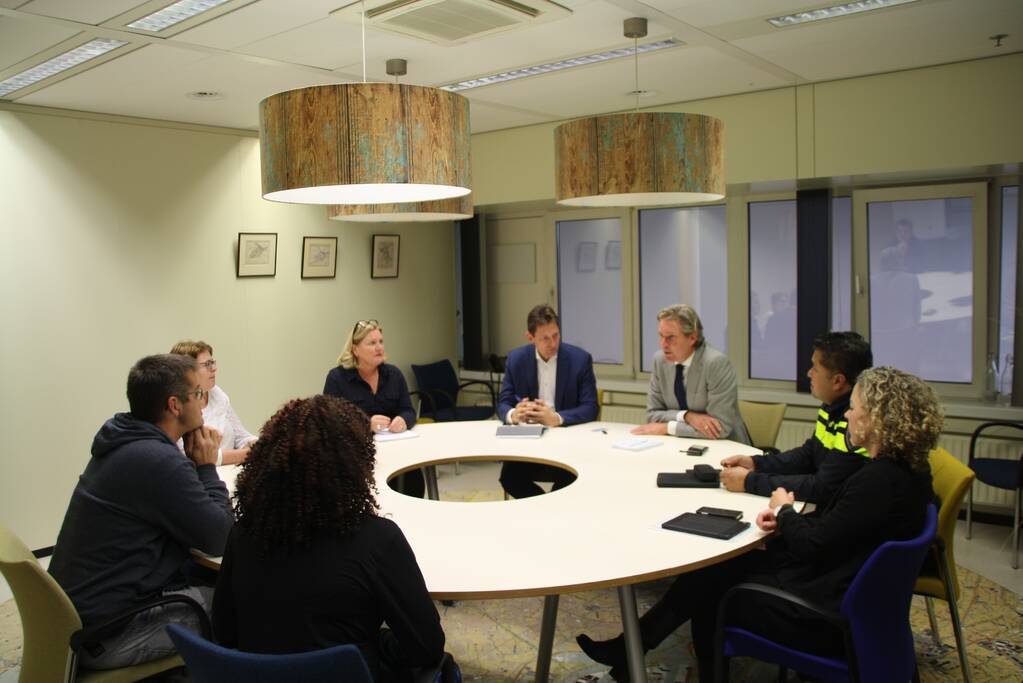 Bezorgde ouders in gesprek met burgemeester na steekpartij
