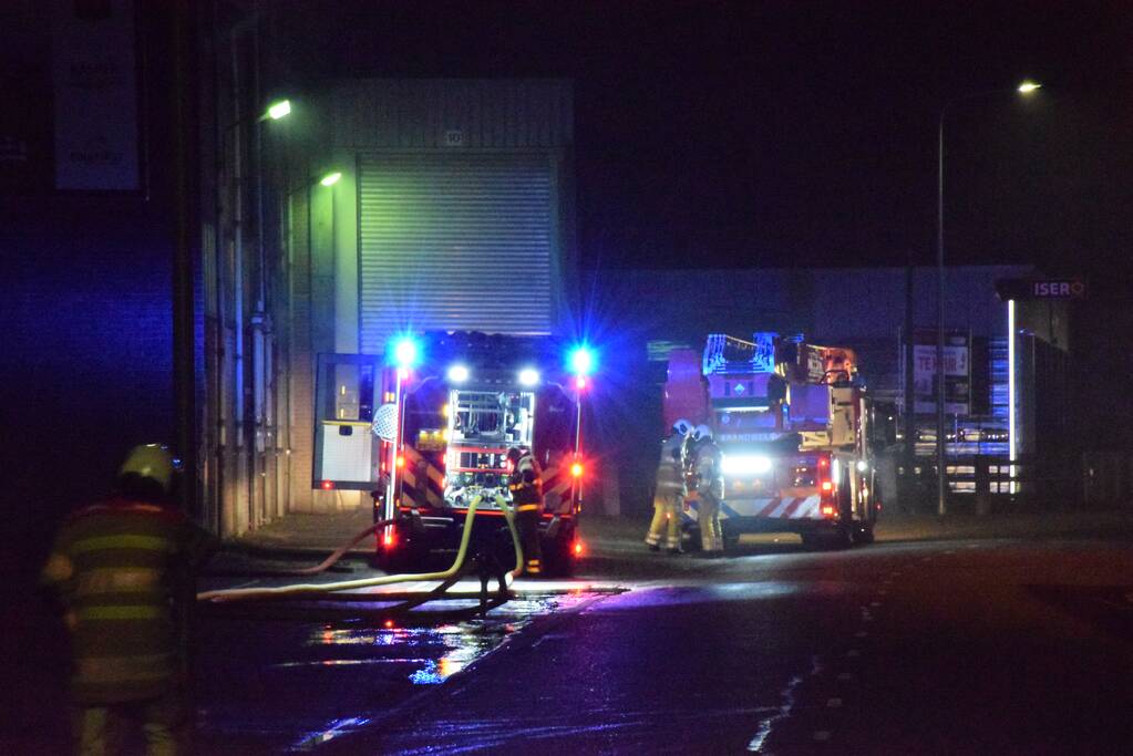 Flinke rookontwikkeling bij zeer grote brand in veevoederfabriek