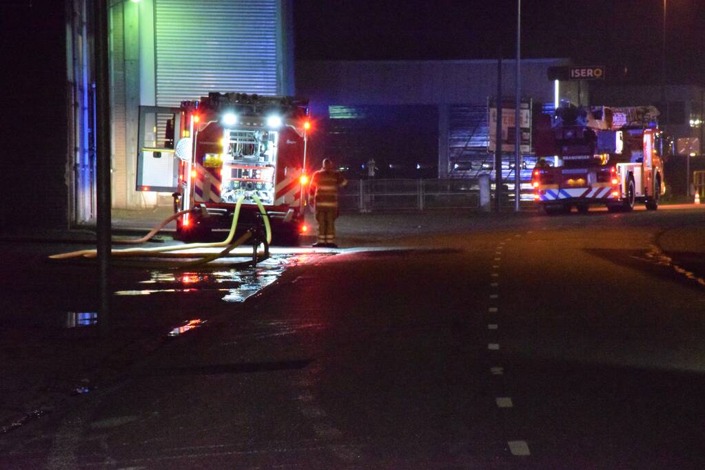 Flinke rookontwikkeling bij zeer grote brand in veevoederfabriek