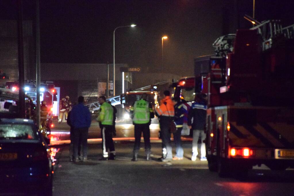 Flinke rookontwikkeling bij zeer grote brand in veevoederfabriek