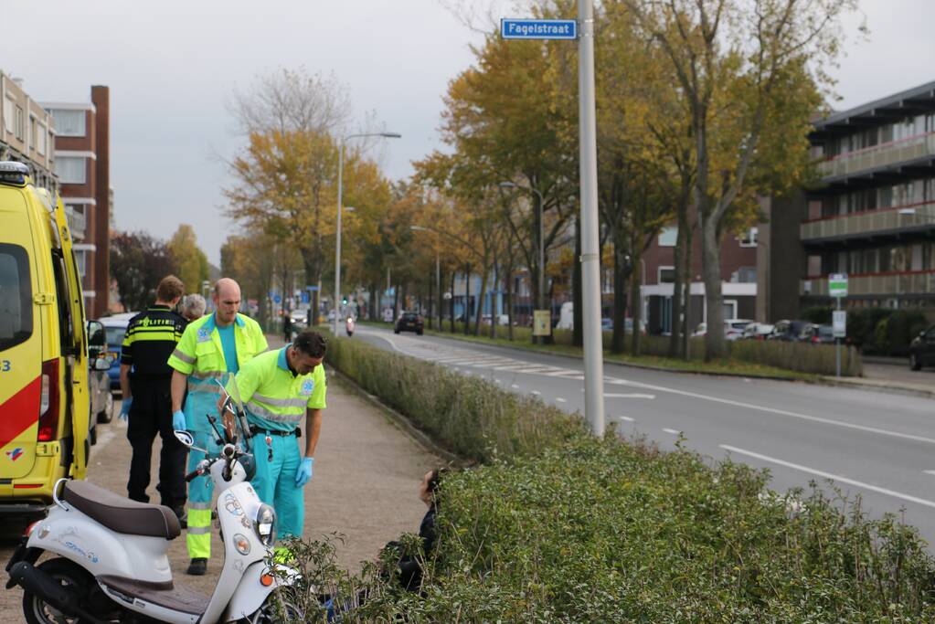 Scooterrijdster hard onderuit op wegdek