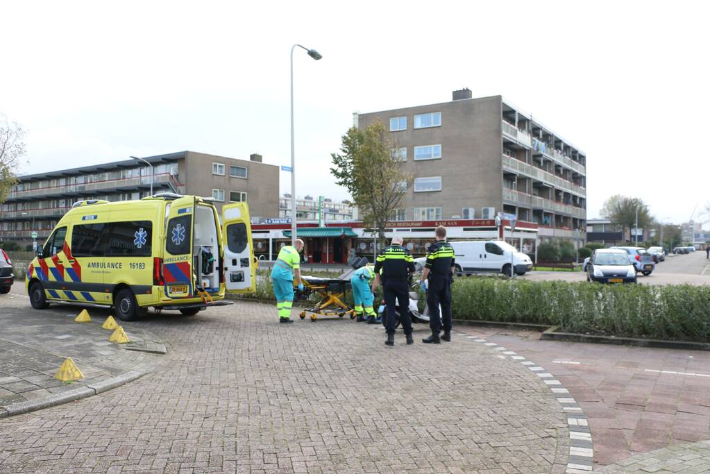 Scooterrijdster hard onderuit op wegdek