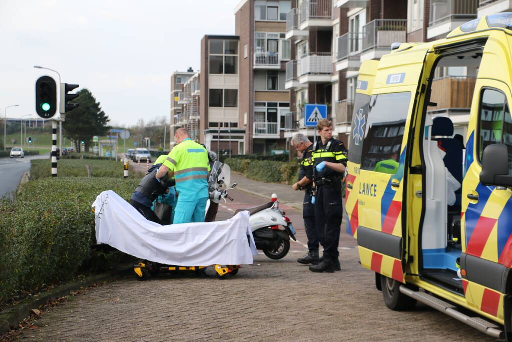 Scooterrijdster hard onderuit op wegdek