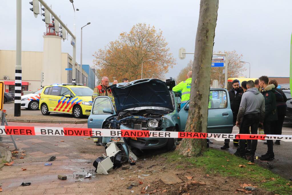 Automobilist gewond na crash tegen stoplicht