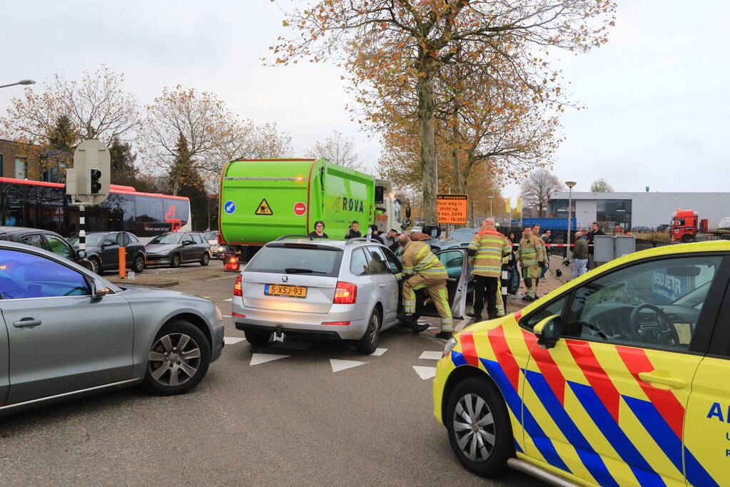 Automobilist gewond na crash tegen stoplicht