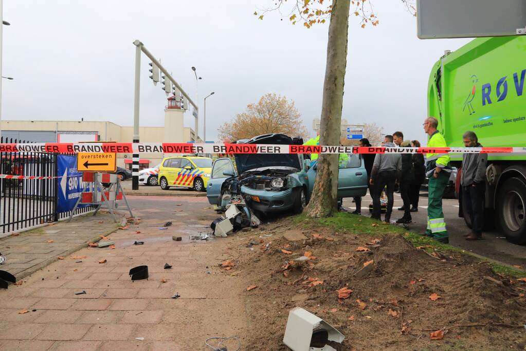 Automobilist gewond na crash tegen stoplicht