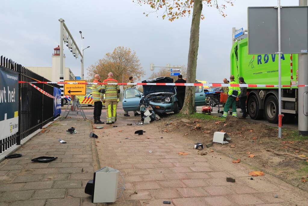 Automobilist gewond na crash tegen stoplicht