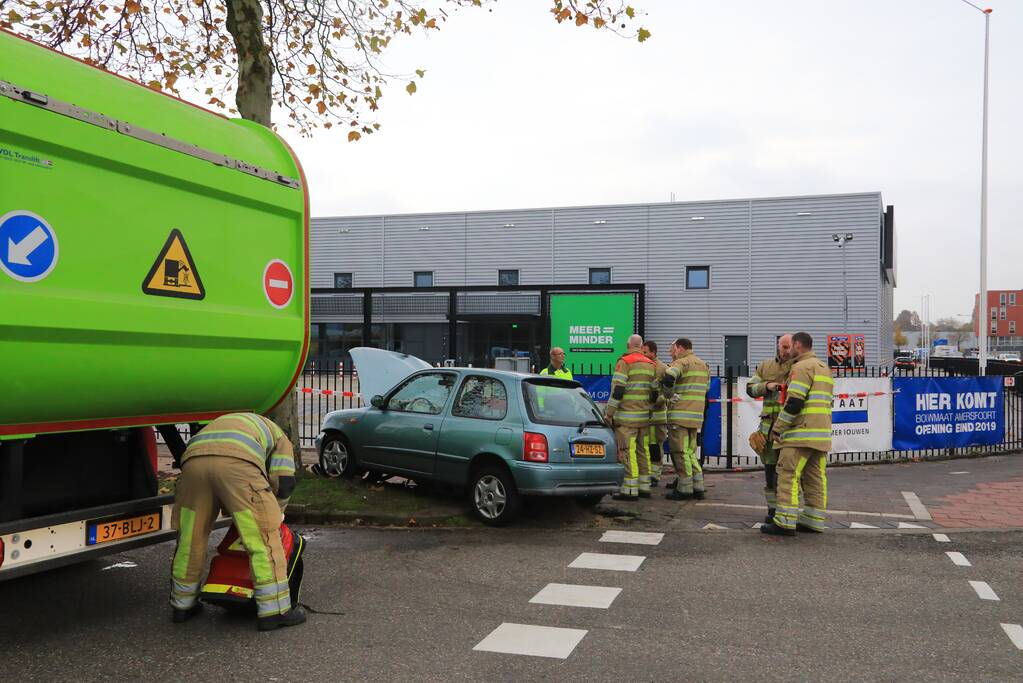 Automobilist gewond na crash tegen stoplicht