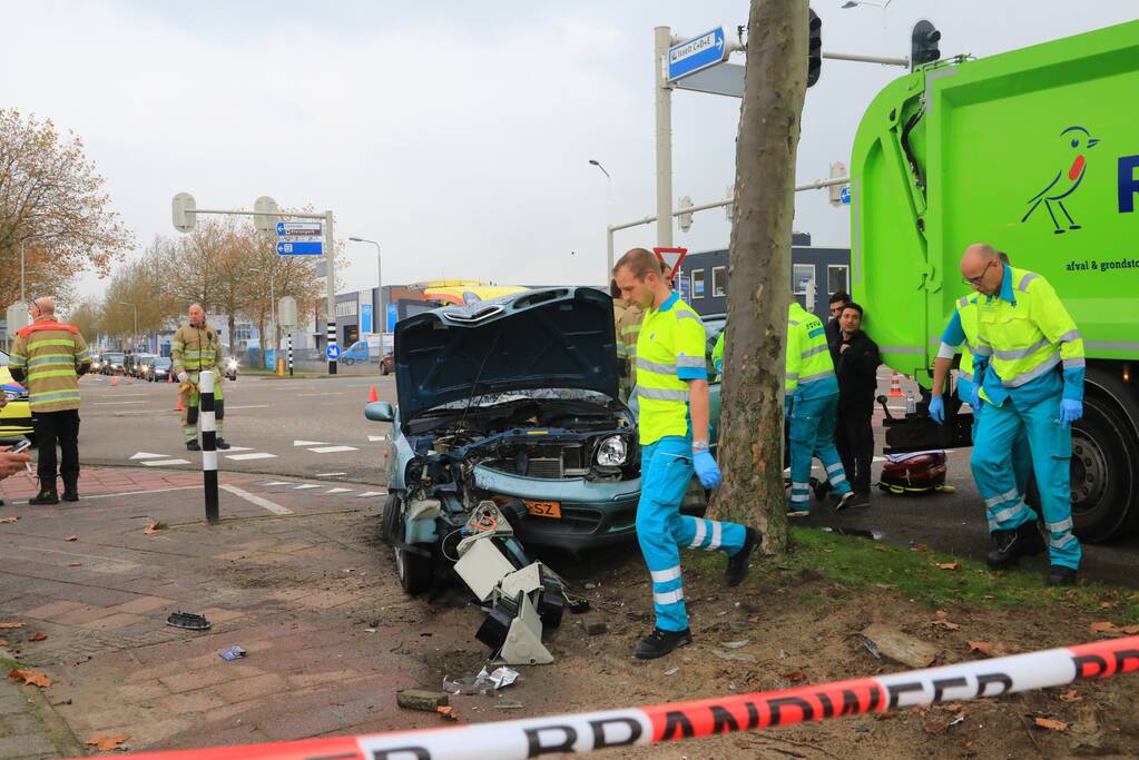 Automobilist gewond na crash tegen stoplicht