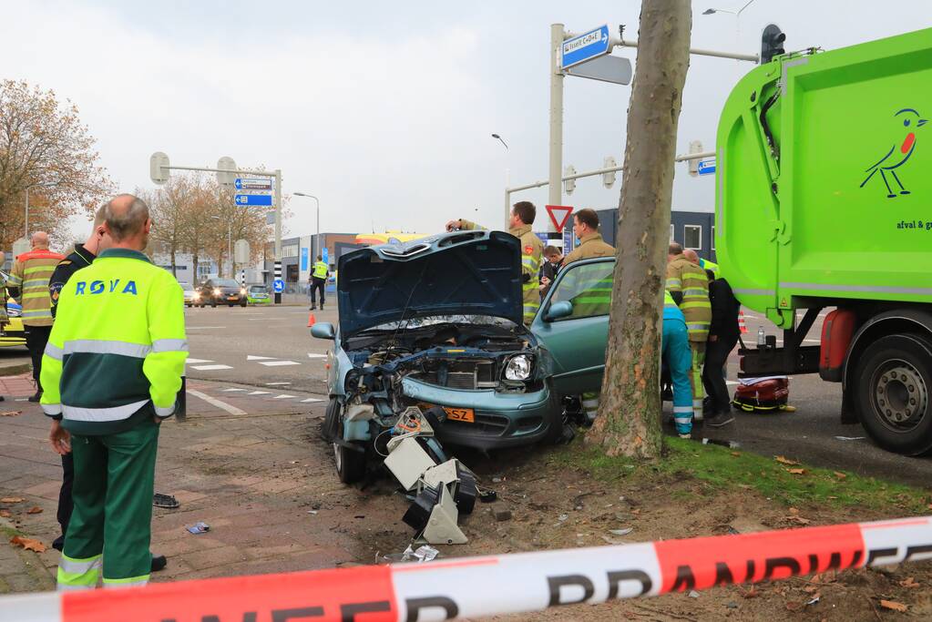 Automobilist gewond na crash tegen stoplicht